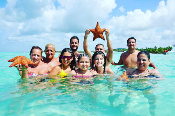 Familia en Piscina Natural - Saona VIP - Stay Happy RD